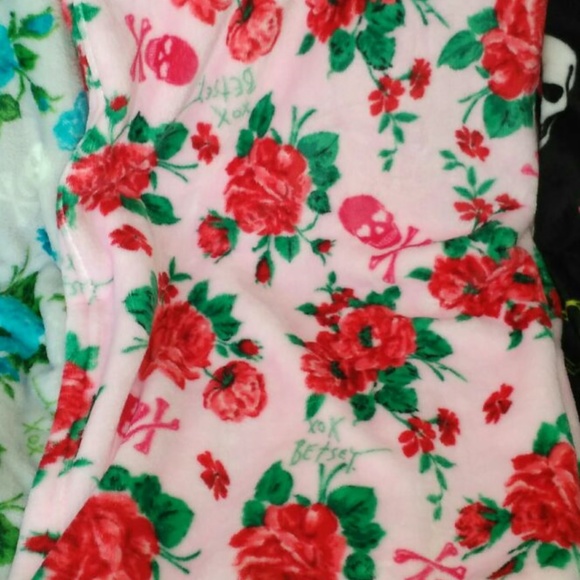 Betsey Johnson Other - Oversized Soft Plush Throw Roses Skulls
